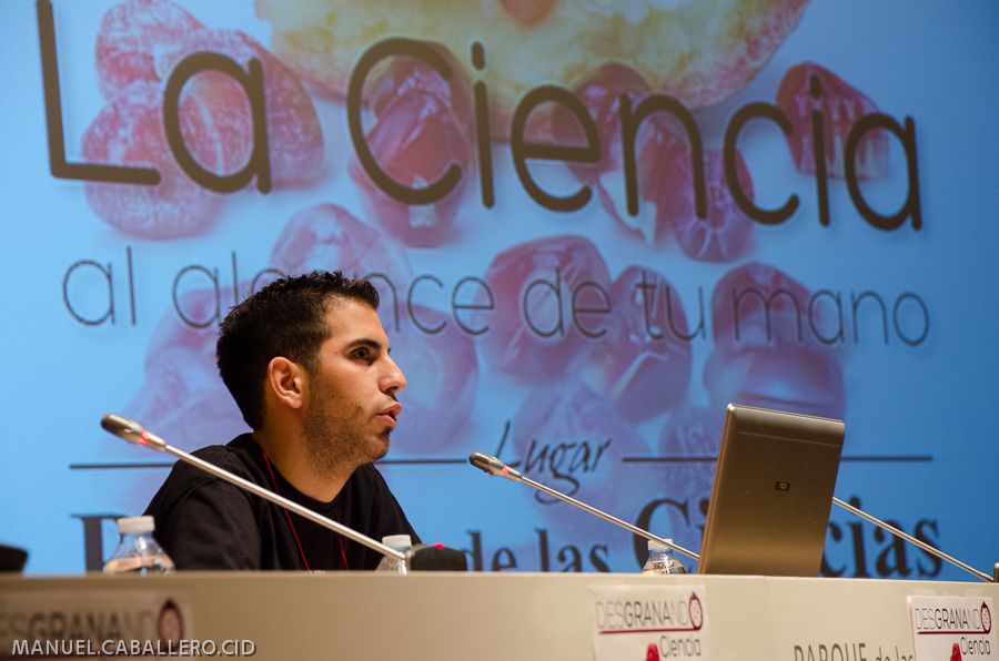 Rubén Lijó presentando Granada: mil años de Ciencia